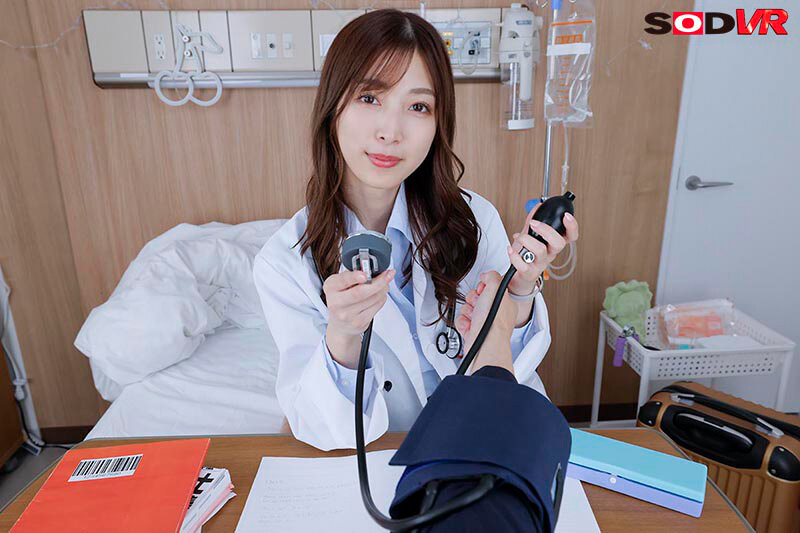 【VR】【8K】病院暮らしのボクを幼い頃から担当してくれている女医と筆おろし性交 初めての口淫、初めての挿入でドキドキ・バクバク病室セックス 今井栞菜 サンプル 4