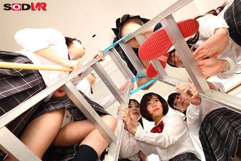 【VR】【8K】シン・学校掃除の時間 教室・廊下 雑巾がけパンチラVR サンプル 4