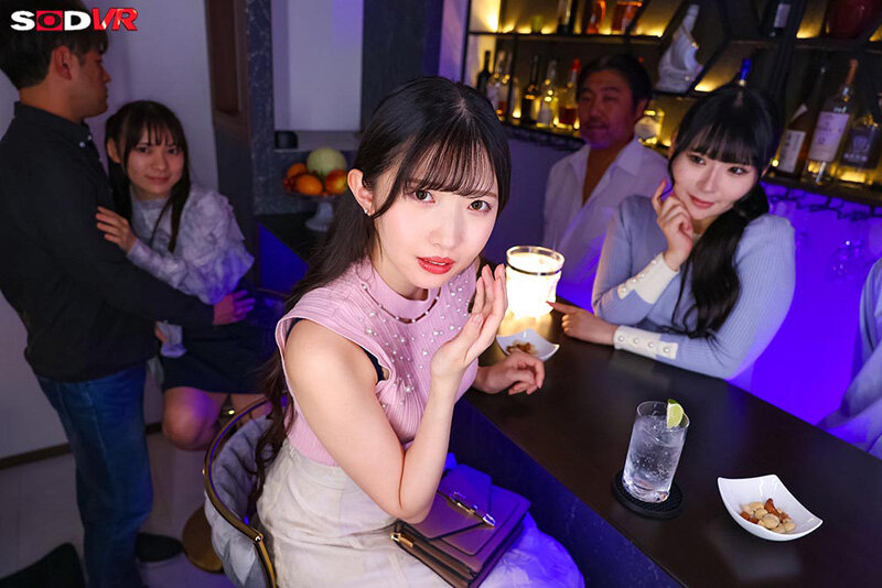 【VR】【8K】（リアル大乱交VR）愛している妻と結婚記念日にハプニングバーに訪れて。 気の強く芯のしっかりした妻が、凄いテクニックのおじさんや凄い巨根の若い男に 弄ばれてヤリマン女に堕とされるまで。俺は知らない女性客とハメを外して-2 サンプル 2