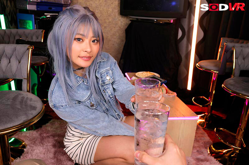 【VR】【8K】ちぃーす！ボイーン！☆離婚してから爆モテ急上昇中☆オッパイでっかいカラオケ同伴バツイチ巨乳ギャルと生中OK密室SEX サンプル 2