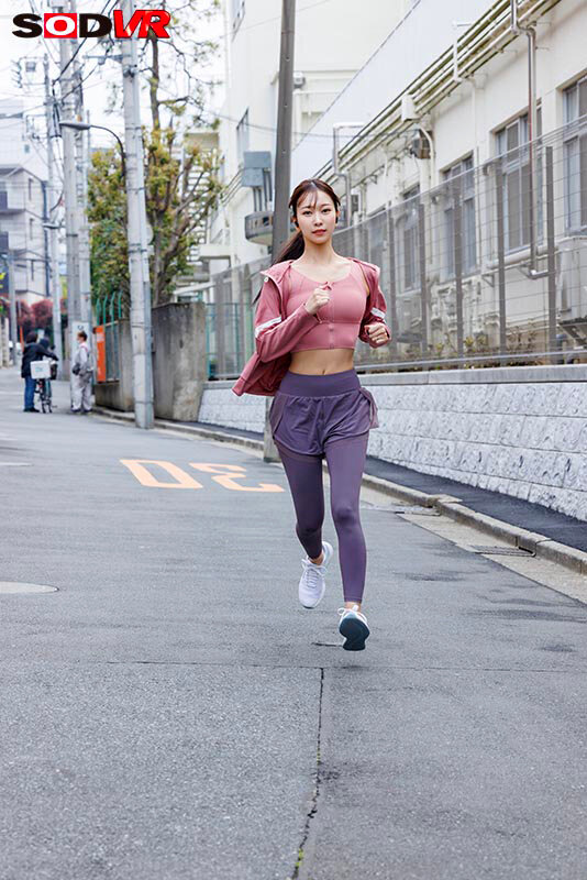 【VR】【8K】朝ラン終わりのスレンダープリ尻人妻追跡姦。同じ保育園に通うママ友の自宅に押し込み汗だくNTRレ×プ サンプル 2
