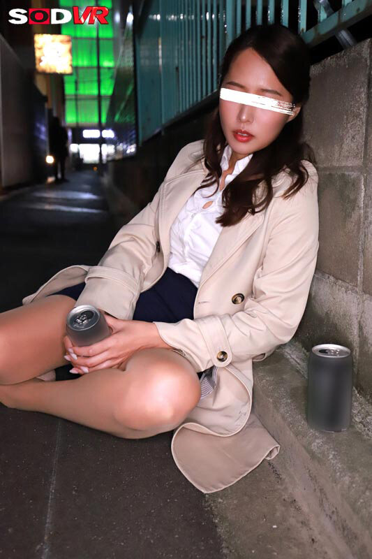 【VR】【8K】春の飲み会シーズン到来！深夜の繁華街で泥●ヤリマンOL発見！！介抱するふりして連れ込みレ×プ！！！ サンプル 3
