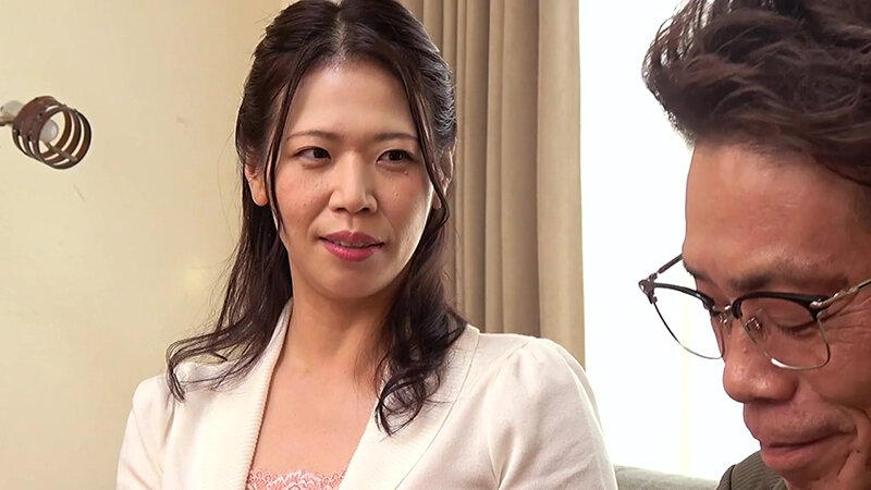 熟妻ドラマ 裸にエプロンの人妻の乳房をイジくる夫の元上司 欲求不満の息子は後妻のそそる上下の口で… サンプル 1