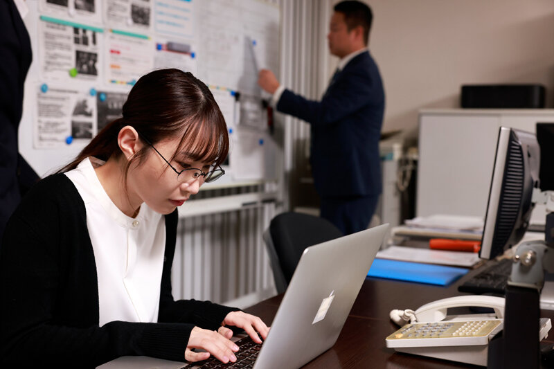会社で嫌われている地味な先輩とのSEXがドストライクすぎて… サンプル 1