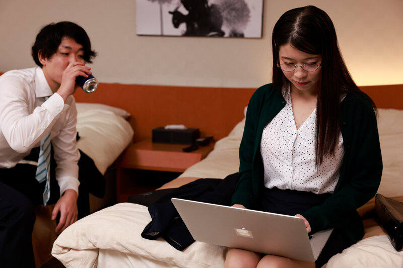 会社で嫌われている地味な先輩とのSEXがドストライクすぎて… サンプル 7