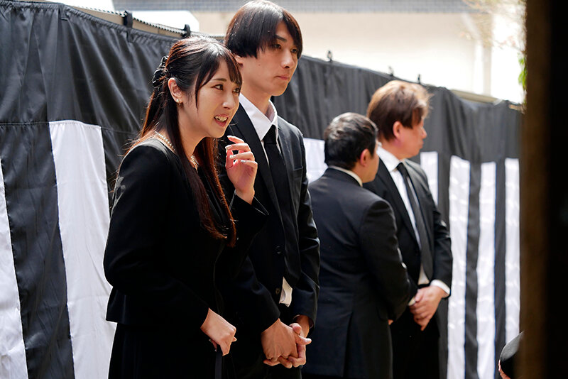 【背徳感は蜜の味】麗しのブラックフォーマル 喪服美人に白濁精子をぶっかけSEX 小野坂ゆいか サンプル 1