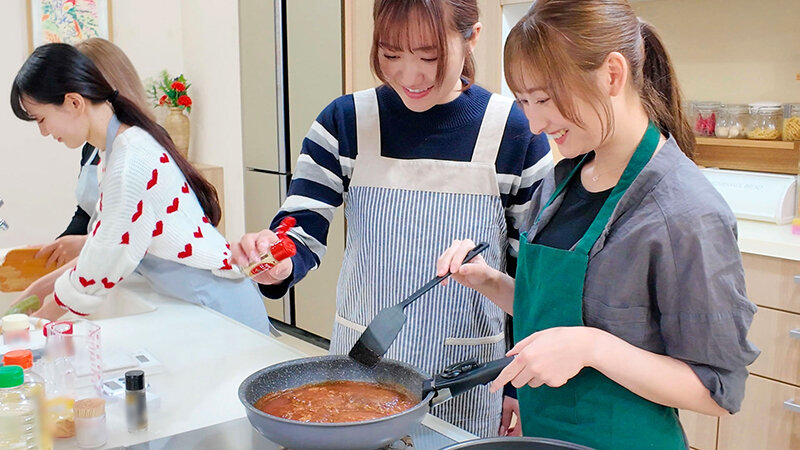 料理教室の先生に恋した私 優しい笑顔に惹かれて2人きりの時にキスしたら一気に距離が近づいて一緒にゴハン作ってお風呂に入って好きが溢れ続ける同棲レズタイム わか菜ほの 末広純 サンプル 2