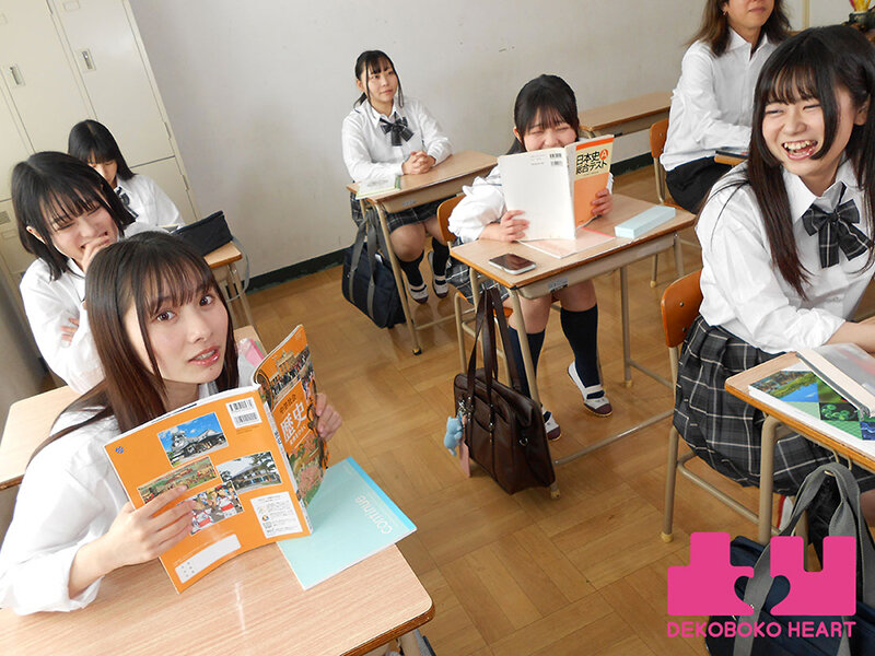 クラスで一番美人なマドンナのパンチラが撮れちゃった！？パンツ写真をオカズにマンズリしていたらバレちゃったけど相互オナニーで好きが溢れて校内レズに発展した 松井日奈子 泉りおん サンプル 1