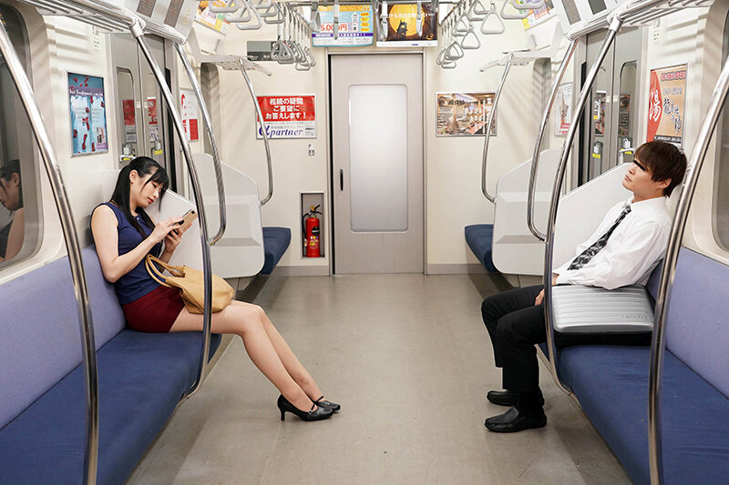 最終電車で痴女とまさかの2人きり！向かいの座席でパンチラしてくるホロ酔い美脚女の誘惑で勃起したらヤられた 自宅でゆきずりSEXを求めるスレンダー美女 サンプル 2