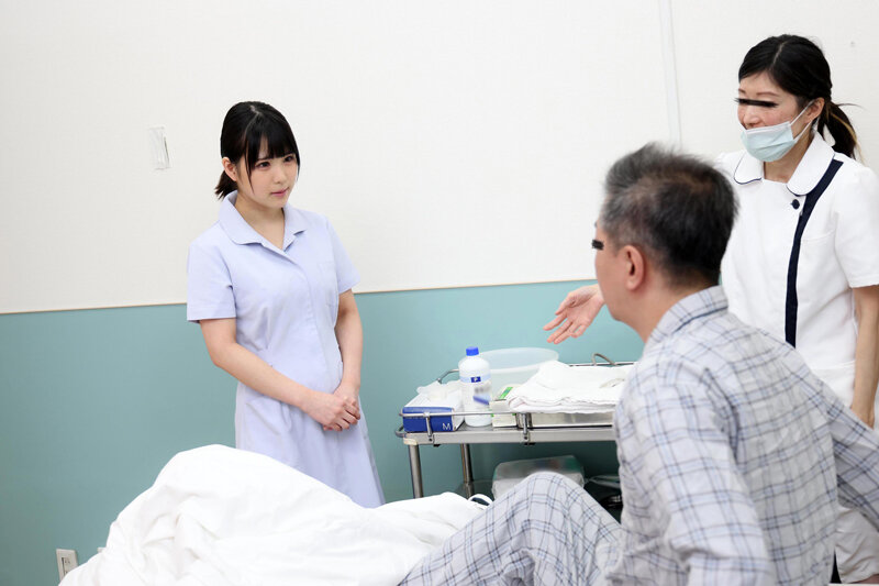 清拭中にチクビを触られビクンビクン感じたら 看護師がまさかの痴女開眼で僕の乳首をコリコリ！レロレロ！！ ちゅぱぱぱぱ！！！ ドジな新人看護師 横宮七海 サンプル 2