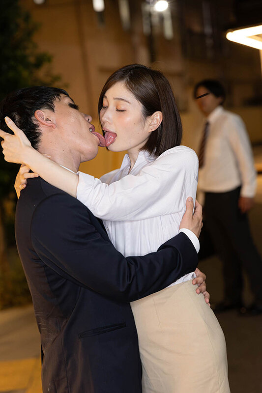 通行人は二度見する！ドラマの主人公のような不意打ち路上キスで火がついたホロ酔い人妻上司は浮気欲が止まらない サンプル 10