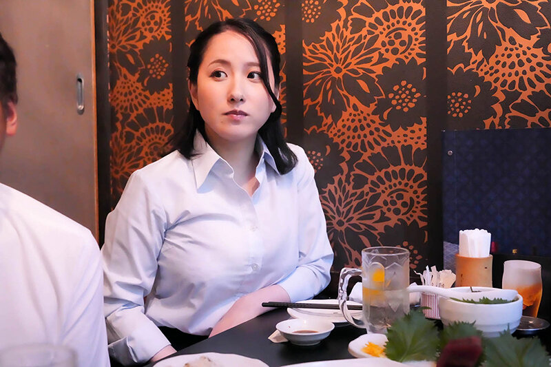 通行人は二度見する！ドラマの主人公のような不意打ち路上キスで火がついたホロ酔い人妻上司は浮気欲が止まらない サンプル 3
