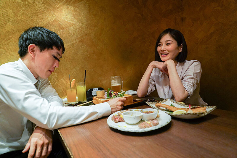 通行人は二度見する！ドラマの主人公のような不意打ち路上キスで火がついたホロ酔い人妻上司は浮気欲が止まらない サンプル 9