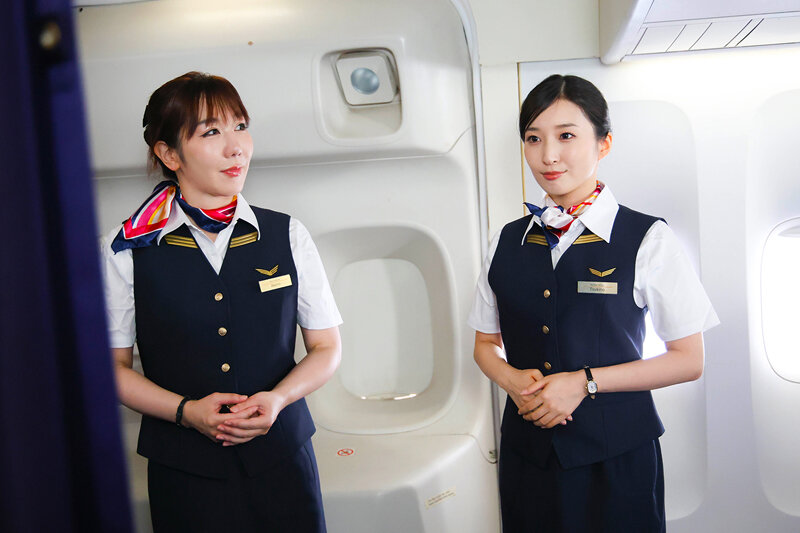 キスを断られた美人CAを仕事終わりに待ち伏せ！レズ堕ちするまで付きまとう潮吹きビアン女子大生 サンプル 3
