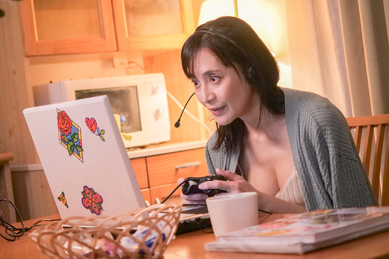 オンラインゲーム仲間が同世代だと思って会ったらまさかの全員セックス大好きおばさん！！ 誘われた個室居酒屋で股間をイジられ暴発したら朝まで何度も中出しさせられた サンプル 5