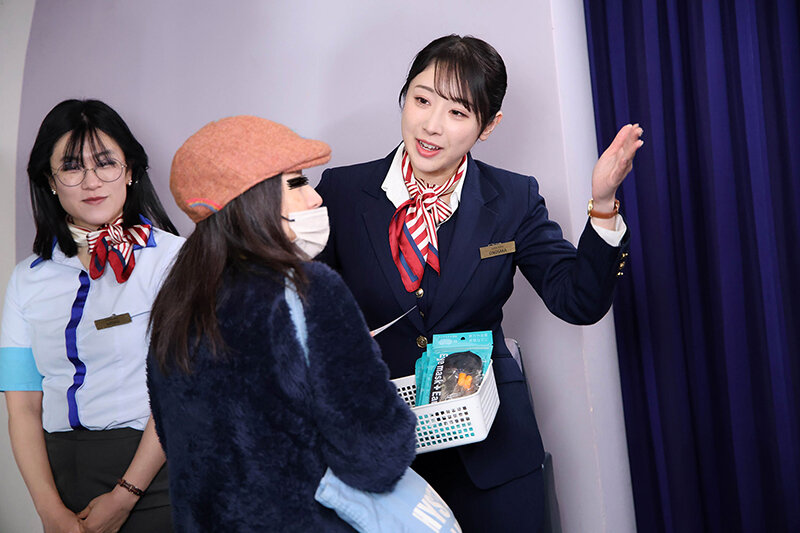 内緒でエグい接客してくれた美人CAをホテルに誘って生ハメしたら何度も求めるヤリマンだったVOL.5 サンプル 3