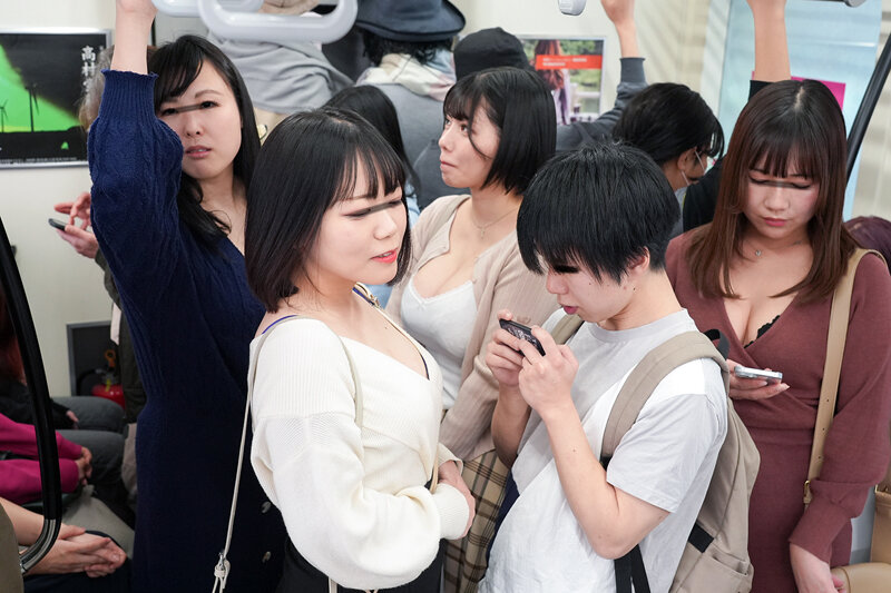 「おちんちん大きくさせてごめんね」小さいから大丈夫だろうと女性専用車両に一緒に入った甥っ子がおっぱいだらけの状況にフル勃起！慌てた叔母さんがこっそり抜いてくれました サンプル 3