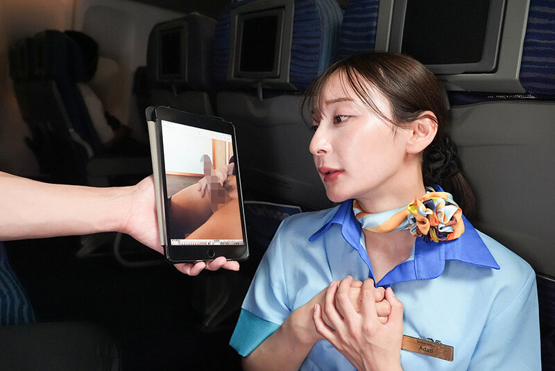 「内緒で撮った画像を見せていただけませんか？」間違えたフリしてチ○ポ画像を見せて赤面するおばさんCAは目の前で勃起チ〇ポを見せつけられても嫌じゃないVOL.3 サンプル 4