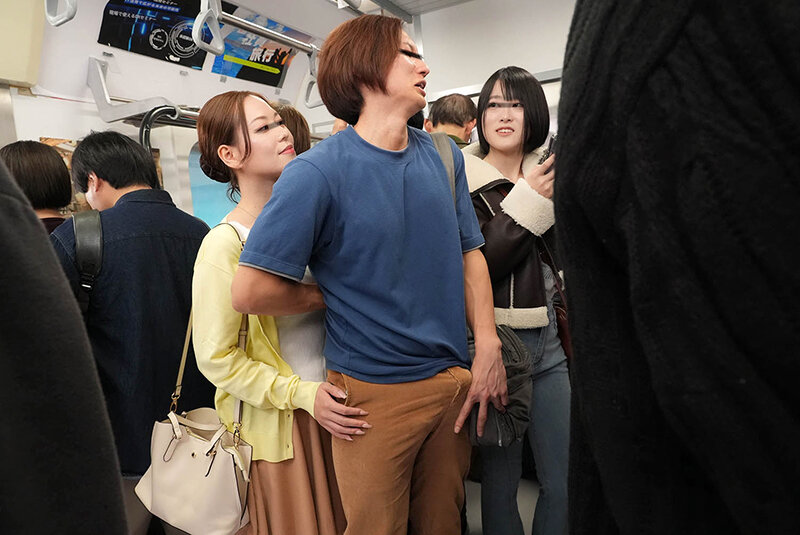 「おばさんの私に触られて勃っちゃう君が悪いんだよ」彼女が隣にいても構わずイケメン彼氏を背後からネチョいコネくり手コキで勃起誘惑する性欲熟女VOL.2 サンプル 4