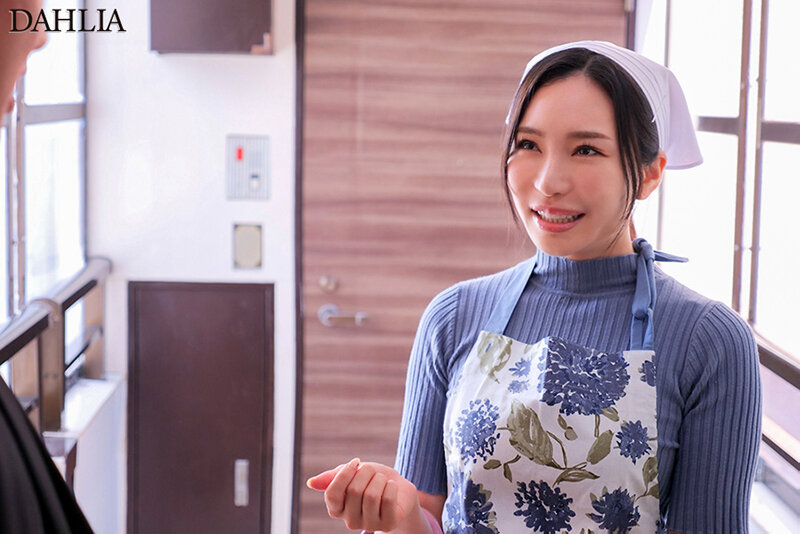 汗だくデカ尻家事代行お姉さん女人禁制！新入社員寮（エアコン故障中）でせわしなく働き揺れ動く汗濡れ下半身ラインに勃起するとこっそり抜いてくれるらしい… 小野夕子 サンプル 1