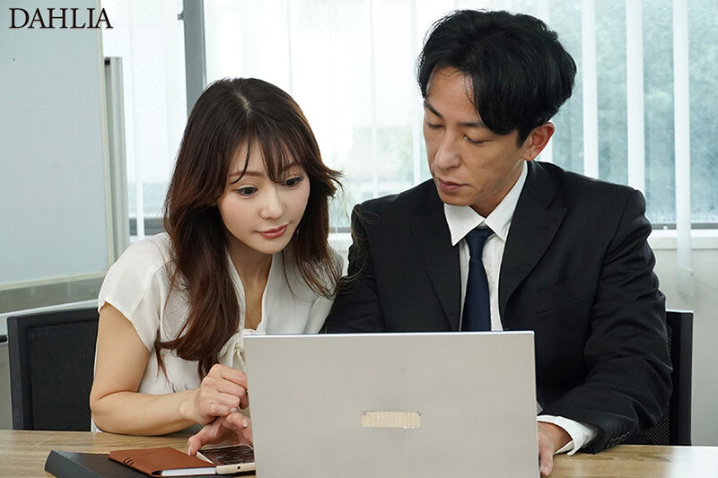 出張先で長年一緒に働く女子社員と相部屋。「お前だけとは無いわ…」と冗談を言い合っていた関係なのにセックスしたら最高すぎた。 小沢菜穂 サンプル 1