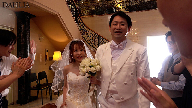 結婚式NTR 新婦が二次会のバチェラ乱交パーティーでヤラレまくっていた記録 入田真綾 サンプル 1