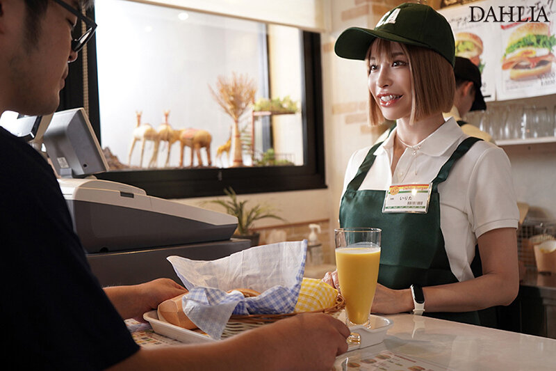 某有名ハンバーガー店で働き始めた巨乳人妻と、チャラいヤリチン大学生バイト君の歳の差セクハラ不倫映像が流出してます。 入田真綾 サンプル 1