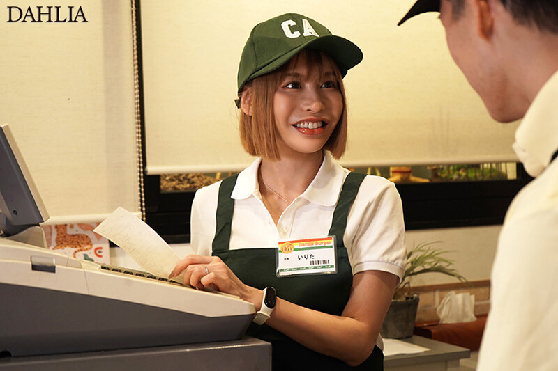 某有名ハンバーガー店で働き始めた巨乳人妻と、チャラいヤリチン大学生バイト君の歳の差セクハラ不倫映像が流出してます。 入田真綾 サンプル 2