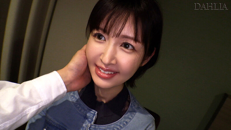 神乳素人！？ 圧倒的なスタイルで男を虜にするショートカット美女 角奈保 サンプル 1