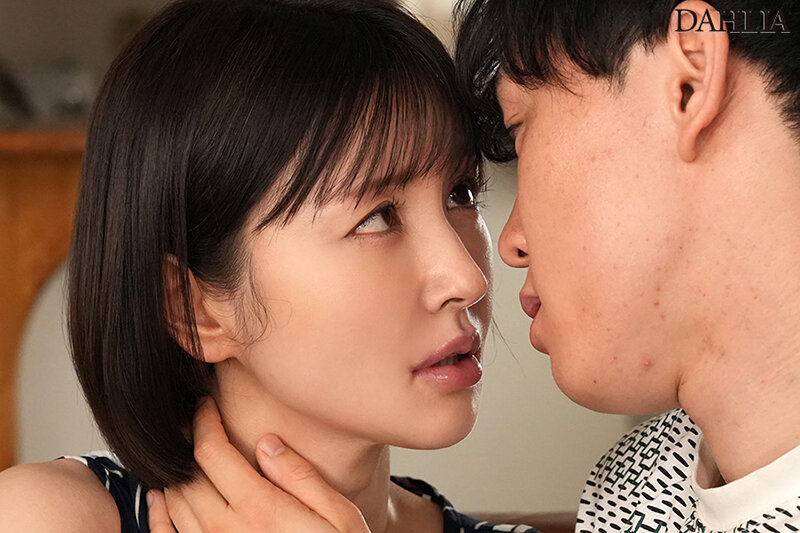 夫の不在中、欲求不満の人妻が唾液を絡ませ自ら腰を振る。接吻中出し不倫 角奈保 サンプル 1