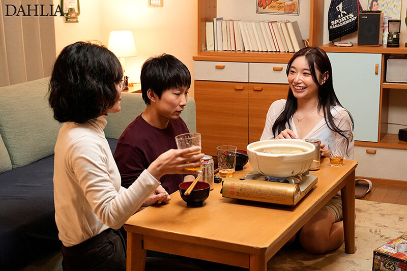 妻の居ない週末、妻の親友の誘惑に負けて、舌を絡ませ跨りイキ狂う腰遣いに何度も、何度も、中出しをしてしまったボク。 三葉ちはる サンプル 1