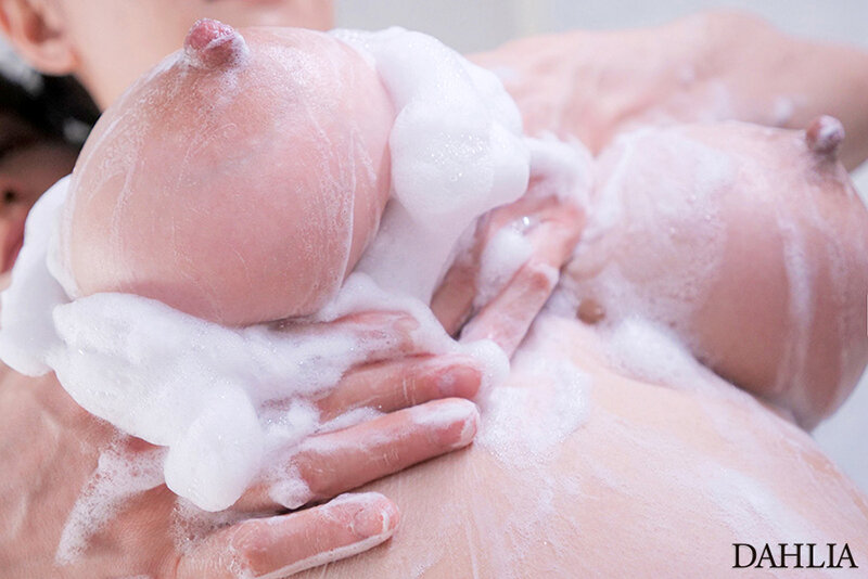 無自覚にこぼれるIcupおっぱい 貧乳彼女の姉が爆乳すぎて理性崩壊、むしゃぶりハメ狂ってしまった僕。 朝海汐 サンプル 7