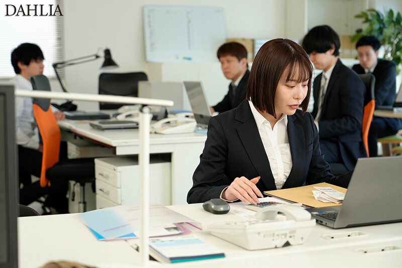 業務中リモバイ絶頂寸止めでガニ股失禁してイキ恥じさらした生意気OL 入田真綾 サンプル 1
