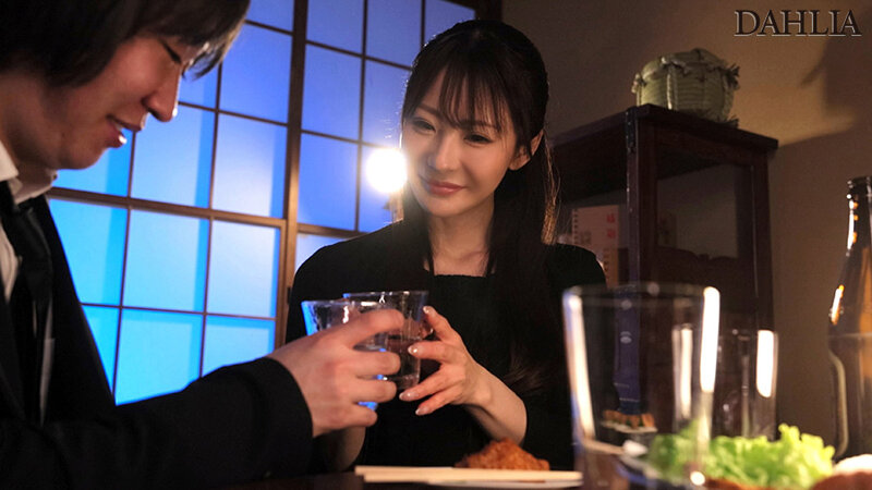 【喪服キメセクNTR】亡くなった旦那の親友と葬式前夜に不謹慎なSEXでチ○ポ狂いの覚醒状態に…気づいたら大乱交になっていました。 小沢菜穂 サンプル 2