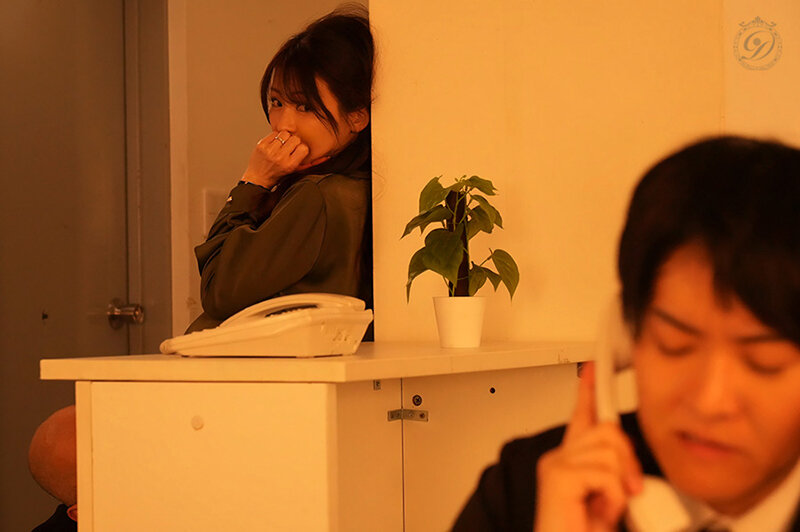 人妻秘書 机の下の密かなクンニ情事―。 小沢菜穂 サンプル 6