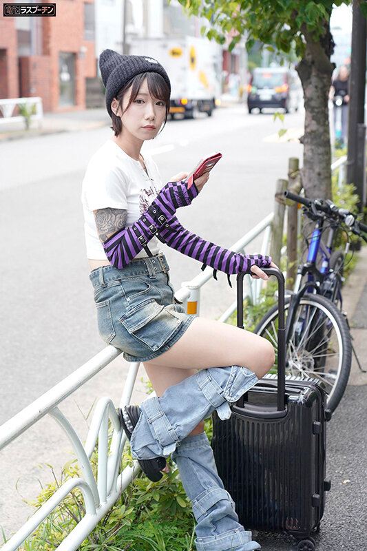 久しぶりに会った姪っ子がタトゥーだらけになってどこぞのバンドマンに種付け妊娠させられていたのでお仕置きSEXで中出ししまくった3日間 柊ゆうき サンプル 1