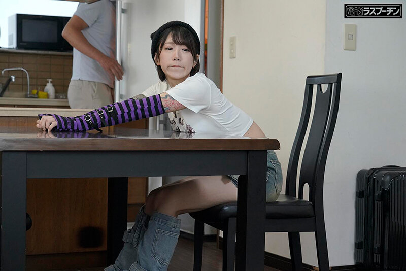 久しぶりに会った姪っ子がタトゥーだらけになってどこぞのバンドマンに種付け妊娠させられていたのでお仕置きSEXで中出ししまくった3日間 柊ゆうき サンプル 2