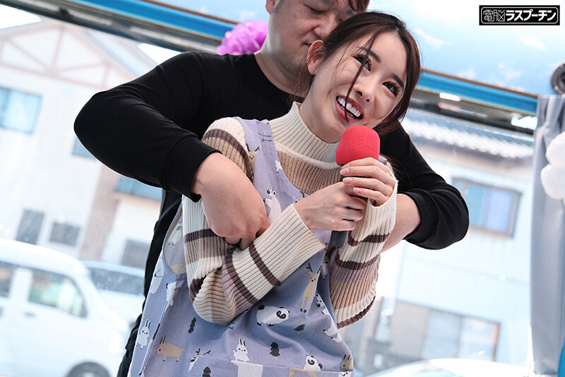 優しくて可愛い保母さん限定！マジックミラー号乳首カラオケ 乳首いじられながら1曲歌いきったら賞金GET！感じちゃったらHな罰ゲーム！ サンプル 9