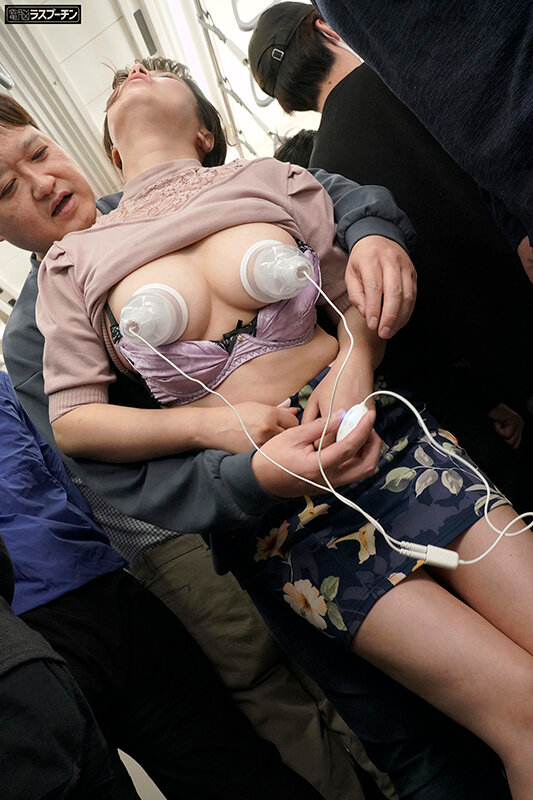 満員電車で前後を挟まれ羽交いじめ乳首開発される巨乳美女2 橘内ひなた サンプル 11