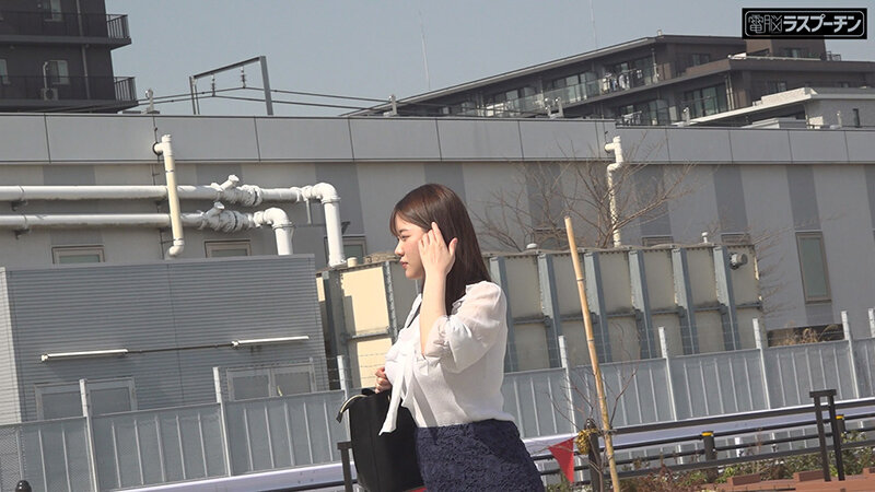 満員電車で吊り革にぶら下げられ両乳首同時開発のすえ無念の発情してしまった巨乳美女3 丸最レア サンプル 2