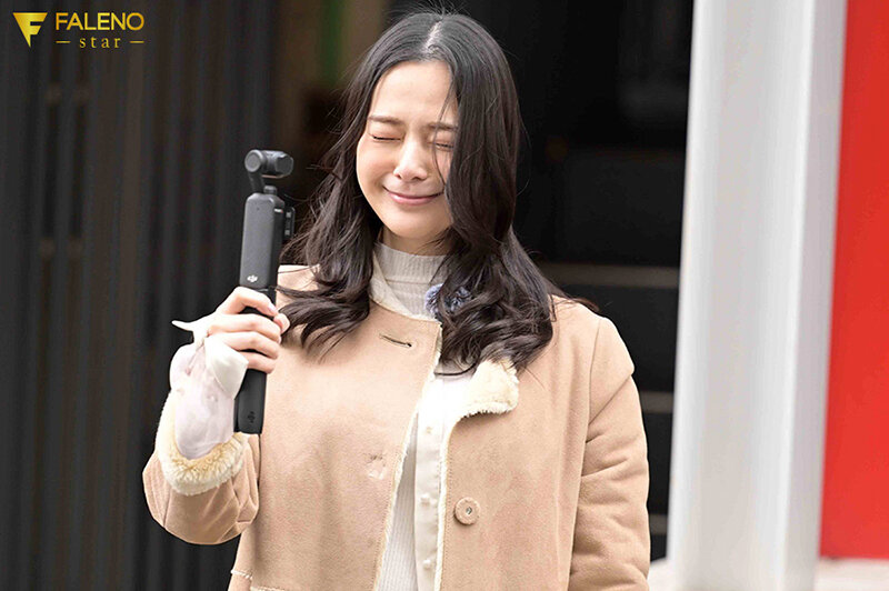 「いまから私とキスしてみませんか？」吉高寧々がいきなり素人さんを逆ナンパ！街中でキス 30 秒で勃起したら合格、さらにお部屋で言葉責め手コキに耐えられたらご褒美SEXあげちゃいます。 吉高寧々 サンプル 5