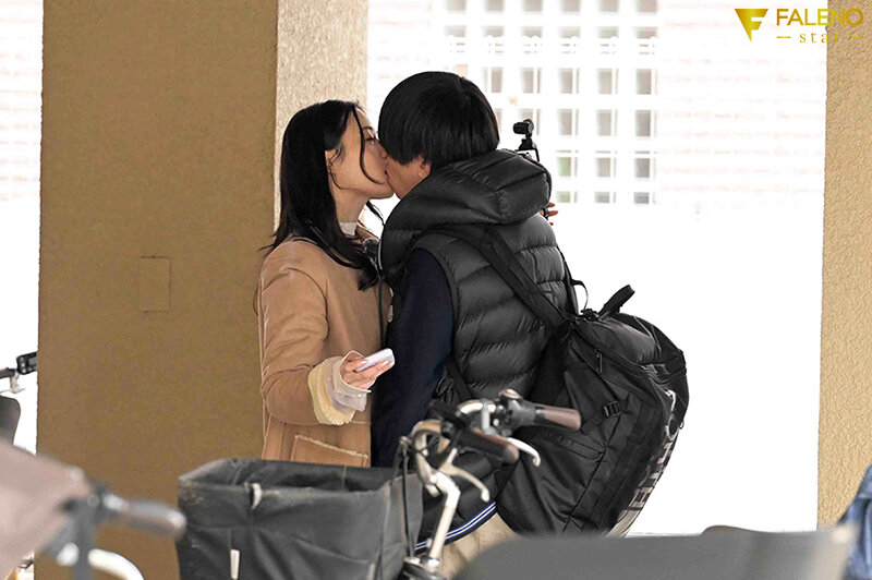 「いまから私とキスしてみませんか？」吉高寧々がいきなり素人さんを逆ナンパ！街中でキス 30 秒で勃起したら合格、さらにお部屋で言葉責め手コキに耐えられたらご褒美SEXあげちゃいます。 吉高寧々 サンプル 7