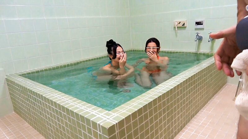 水着着用混浴風呂でデカチンがバレた！？若い美女二人組と混浴。フル勃起したデカチンがバレて女性たちはデカチンに興味津々。密着接近ハーレム逆ナンパで大暴走！【配信限定Vol.01】 サンプル 1