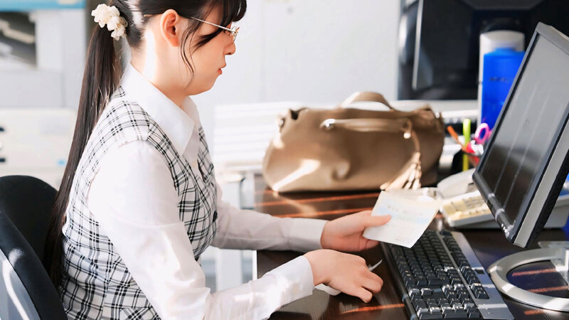 「これは経費で落ちません！」いつも地味で生真面目で領収書を突っ返してくる経理部のOLがデリヘル嬢で痴女だった。神村さん編【配信限定】 神村さつき サンプル 1