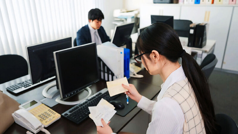 「これは経費で落ちません！」いつも地味で生真面目で領収書を突っ返してくる経理部のOLがデリヘル嬢で痴女だった。小松さん編【配信限定】 小松杏 サンプル 1
