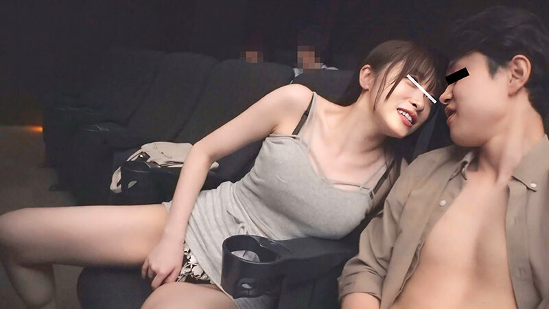 空いてる映画館なのにボクの隣の席に美女が座ってきた！しかもお姉さんは痴女だった！上映中、バレないようにボクのチ〇ポをいじくり倒してくる！「シぃ～静かにしてください。他のお客さんに迷惑ですよ」我慢の限界までサイレントSEXでザーメン搾取！ サンプル 6
