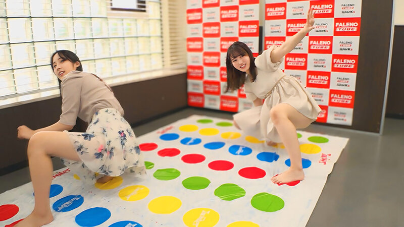 ドキッ！？女性同士の汗だく汁だくツイスターゲーム！勝ったら金一封！負けたら友達の前で即生ハメSEXがスタート！むらむら興奮したお友達も飛び入り参戦！羞恥3Pの開始！！ サンプル 1