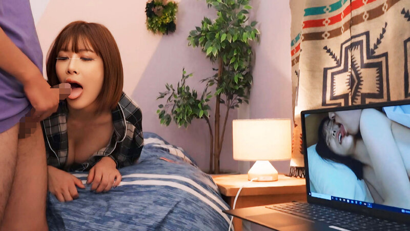 ノーハンドフェラチオで僕のチ〇ポにしゃぶりつく！！目の前に勃起したシコリち〇ぽ！パソコンの画面にはAV！刺激的すぎるエロビジュアルに興奮した女の子は発情ブースト！ サンプル 7