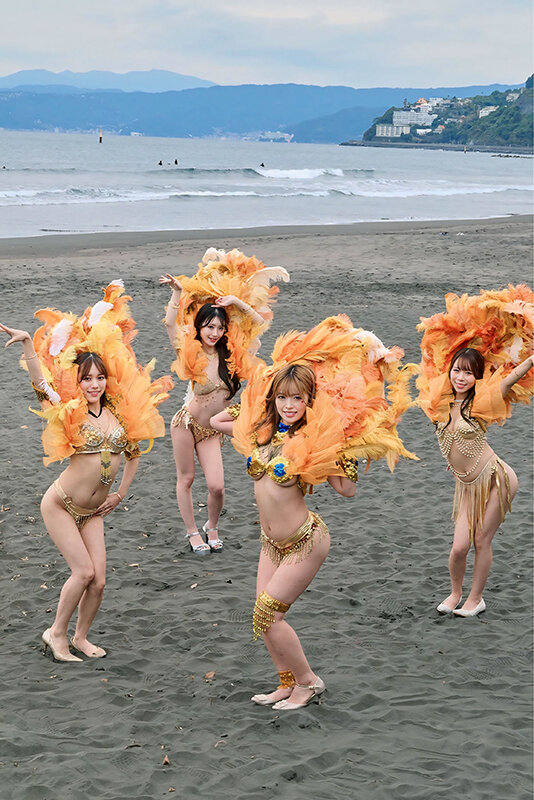 サンバ部美尻強化合宿！発情ビキニ尻の白濁ザーメンまみれ腰フリ大特訓！ サンプル 1