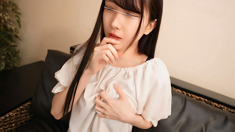 同じマンションのご近所奥さんと毎日玄関先で3分間キスだけ不倫してます。浮気だけは死守していたようですがやっぱりエスカレートしてしまい…。今までの我慢が解放され性欲モンスターと化し貪るように若い男の肉体を堪能する清楚美人妻 ＃03 ひかるさん サンプル 2